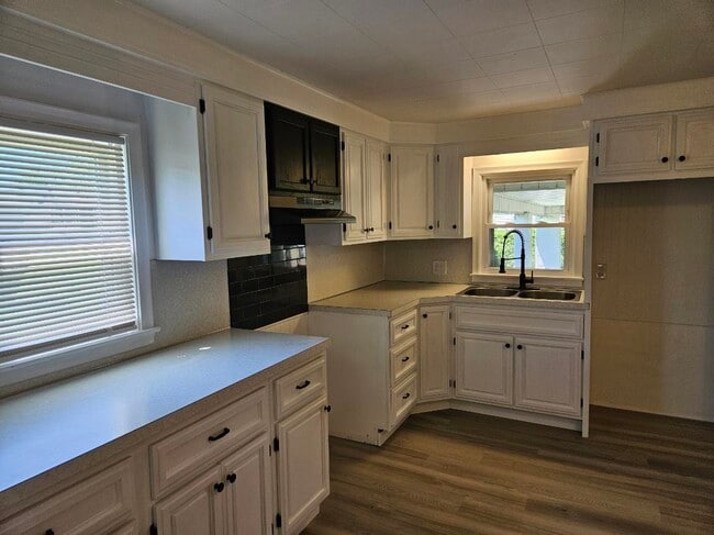 Kitchen - 1801 Sandwith Ave SW