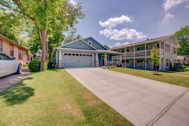 Building Photo - 4/2.5/2 Home! Rare Find!