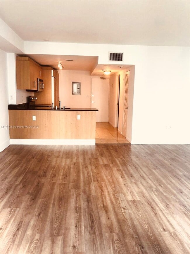 Building Photo - 10275 Collins Ave