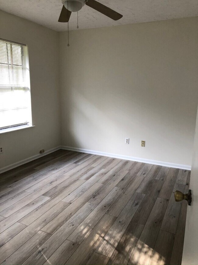 Building Photo - Two Bedroom - Centrally Located
