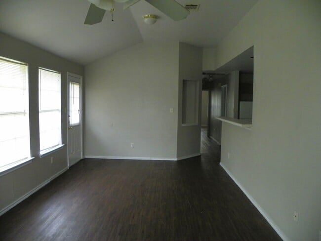 Building Photo - 2221 Creekside Ln