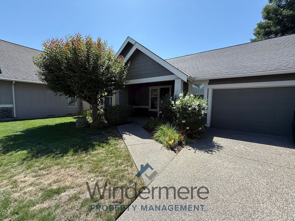 Primary Photo - 702 SE Creekside Dr
