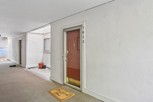 Entrada al condominio - 1612 Huntingdon Chase