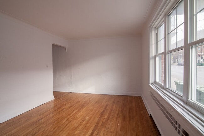 Photo du bâtiment - 4745 Chem. Queen Mary