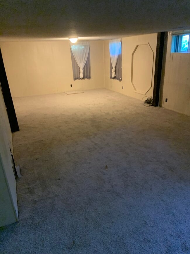 Building Photo - 2021 Canyon Dr