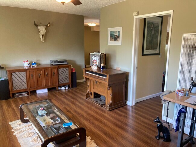 Foto del edificio - 2476 N Beachwood Dr