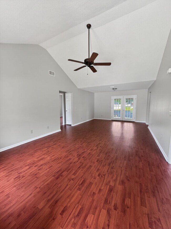 Building Photo - RATE DROP ALERT (was $2100/month) and MOVE-IN SPECIAL: $500 OFF 1ST MONTH'S RENT!**