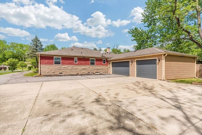 Building Photo - Fantastic 4 Bedroom Home In Great North In...