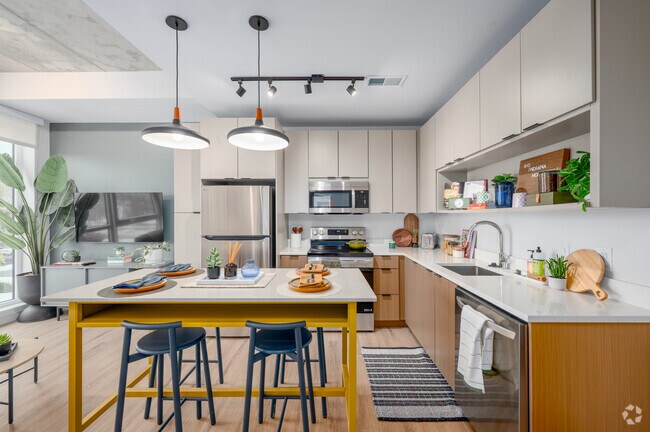 3 habitaciones, 2 baños - 773 pies cuadrados - Cocina - Hub Bloomington