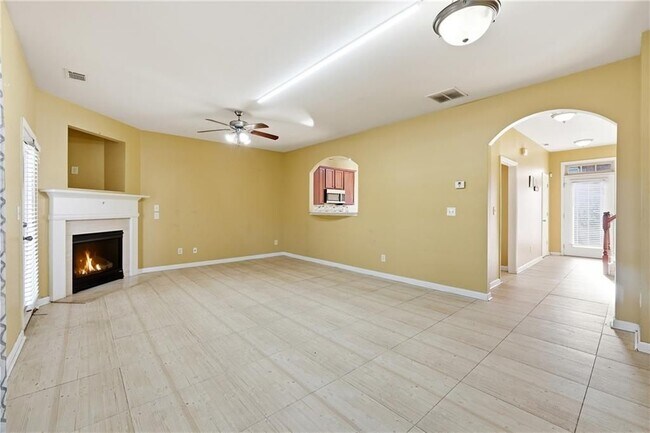 Building Photo - 6199 Thorncrest Dr