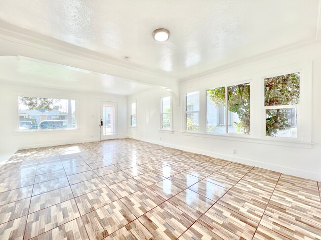 Building Photo - 523 W 49th St