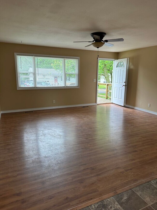 Building Photo - 3 Bedroom 2 bath In Carl Junction