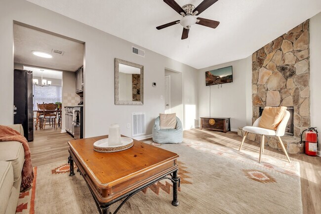 Foto del edificio - 8802 Long Beach Cir