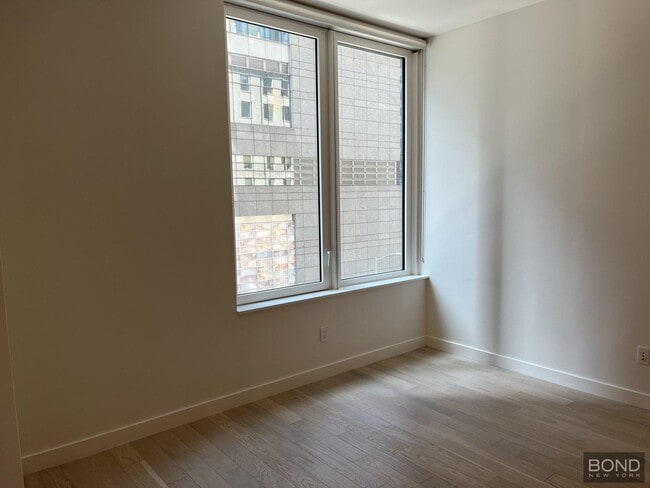Building Photo - 1 W 60th St