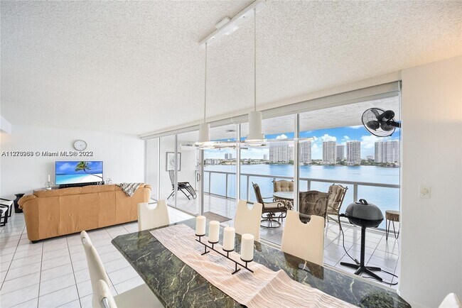 Foto del edificio - 17700 N Bay Rd