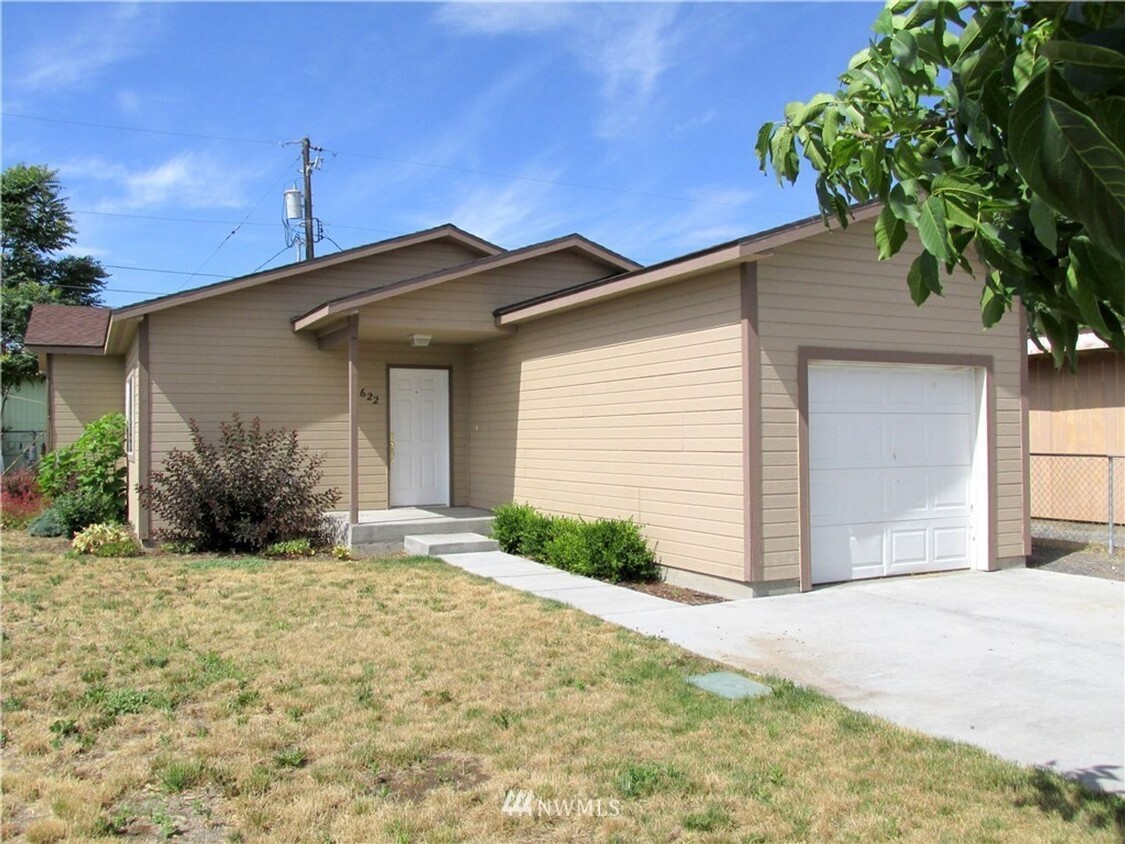 Primary Photo - 2 Bed 2 Bath Home on Corner!