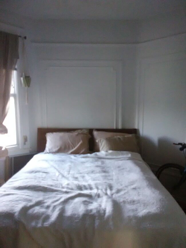 bedroom - 754 McDonald Ave