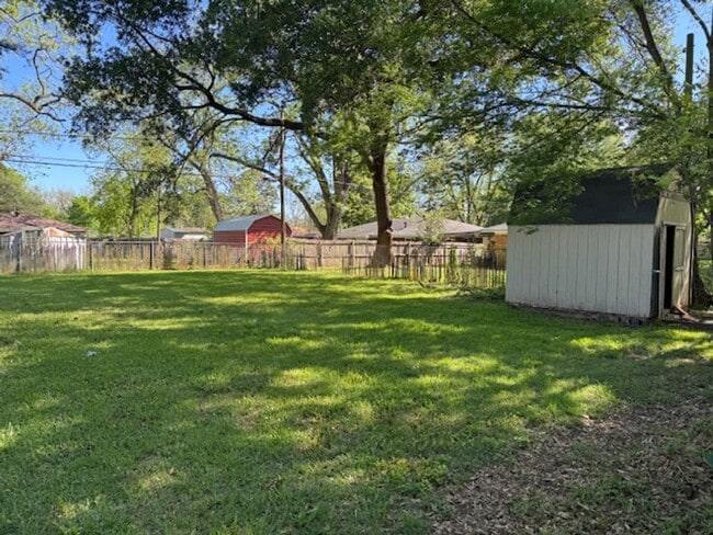 Building Photo - 1711 San Saba St
