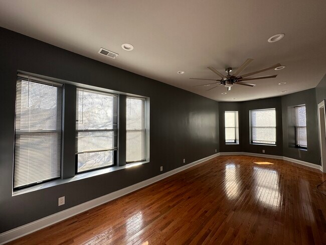 Building Photo - 701 N St Louis Ave