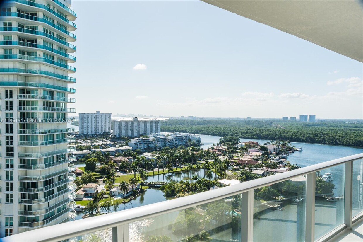 Foto principal - 300 Sunny Isles Blvd
