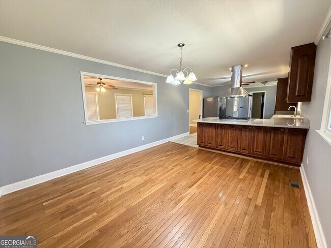 Building Photo - 560 Greencrest Dr