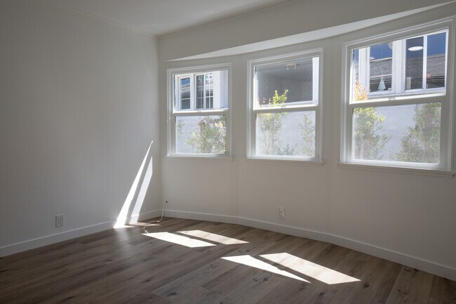 Building Photo - 1324 Devon Ave