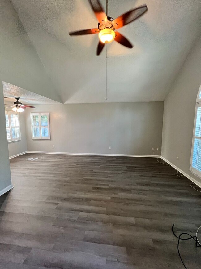 Building Photo - Home For Rent