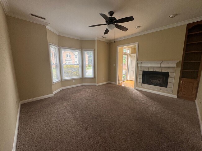 Foto del edificio - Spacious three bedroom, two and a half bat...