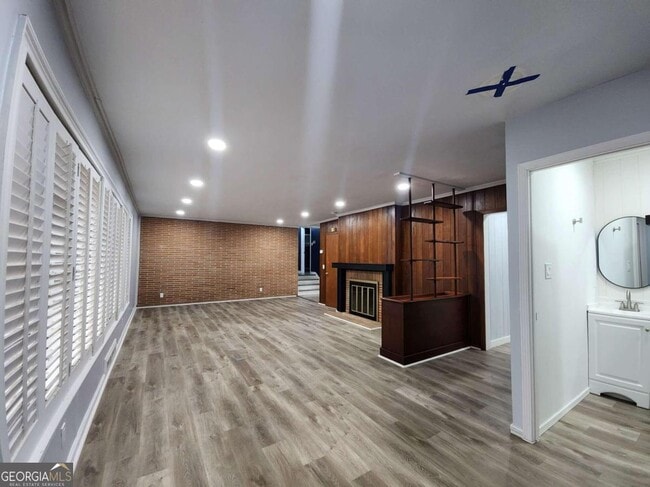 Building Photo - 4021 Sheldon Dr NE