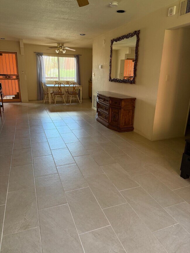 Foto del edificio - 12222 N Paradise Vlg Pkwy S