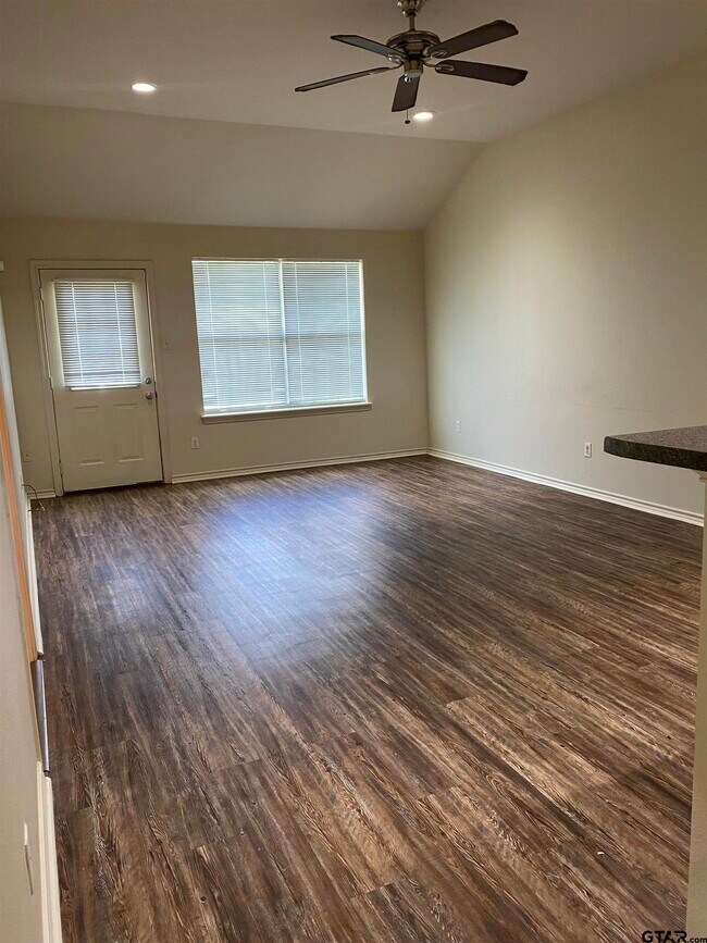 Building Photo - 23043 Shell Shore Dr