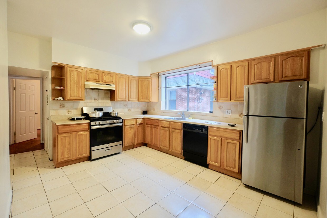 Kitchen - 715 E 24th St