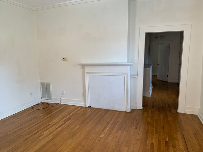 Building Photo - ONE MONTH FREE! - Cozy One Bedroom Cottage...