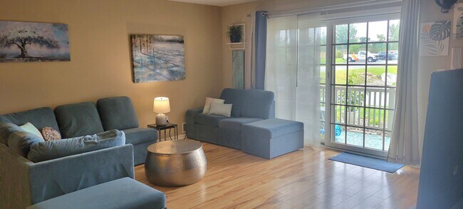 Sala de estar - 622 Cambridge Ct