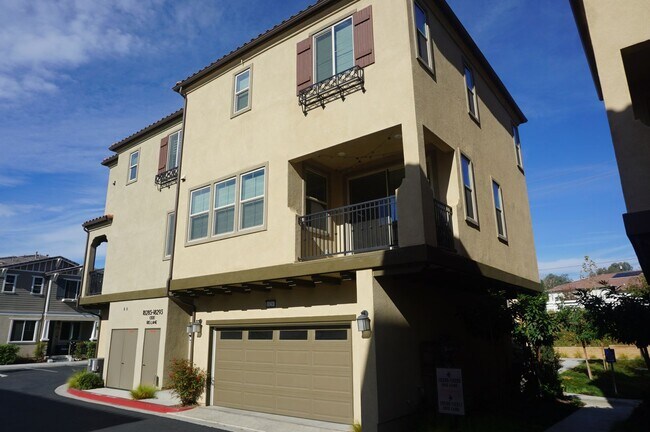 Foto del edificio - Beautiful 2 Bed 2.5 Bath End Unit with Lof...