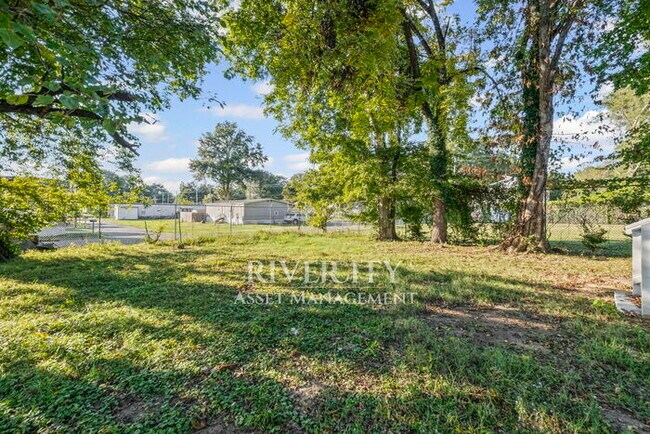 Building Photo - Beautifully Renovated 3-Bedroom Home in Me...
