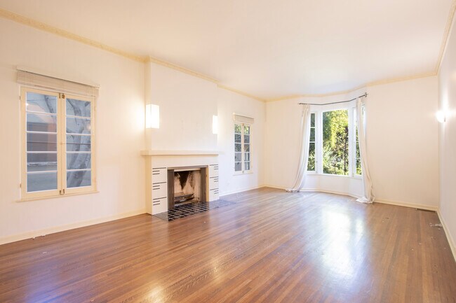 Building Photo - 321 N Croft Ave