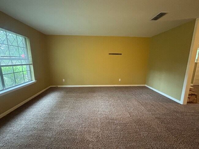 Foto del edificio - Corner lot in Southern Hills... Lawn included with rent.