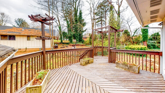 Building Photo - 362 Camelot Pky