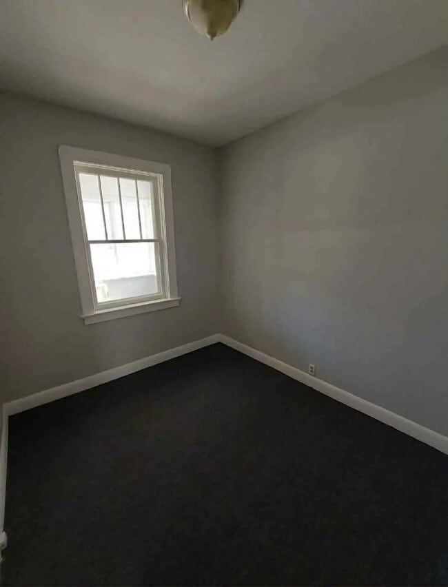 Building Photo - 468 Lipton St