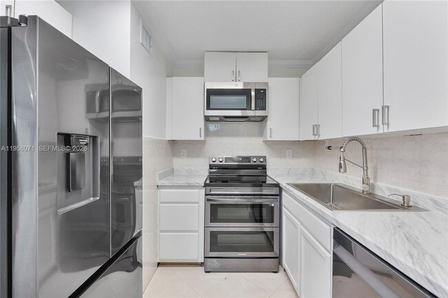 Foto del edificio - 8050 NW 8th St