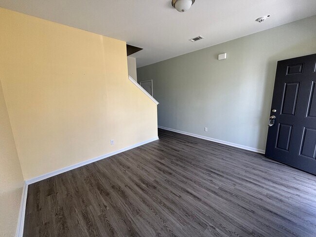 Foto del edificio - FOR RENT