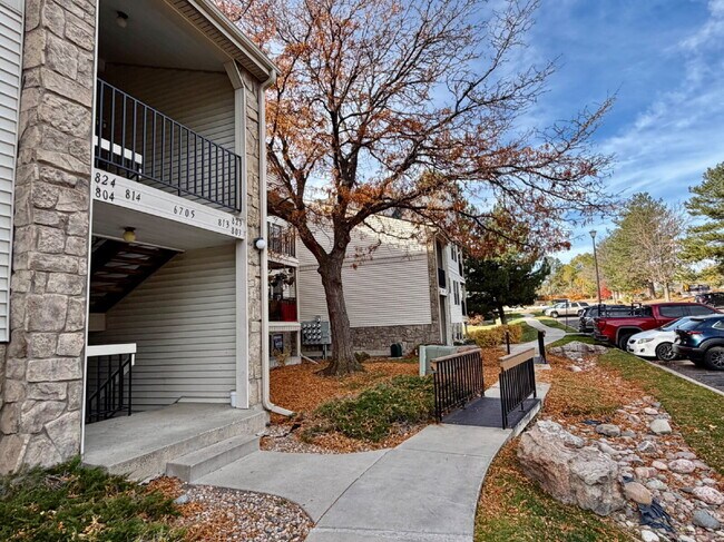 Building Photo - 50% OFF your 1st Month's Rent!!  Garden-Level Condo Featuring 1bd/1ba in Desirable Stoney Creek C...
