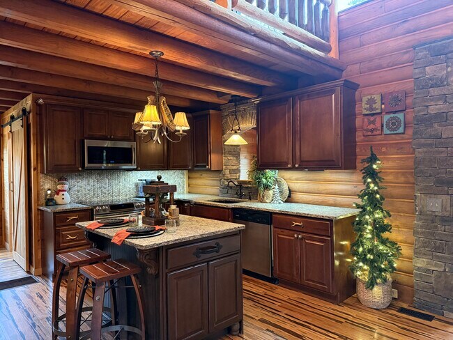 Cocina con isla, encimeras de granito y electrodomésticos de acero inoxidable. - 1011 Lake Shore Dr