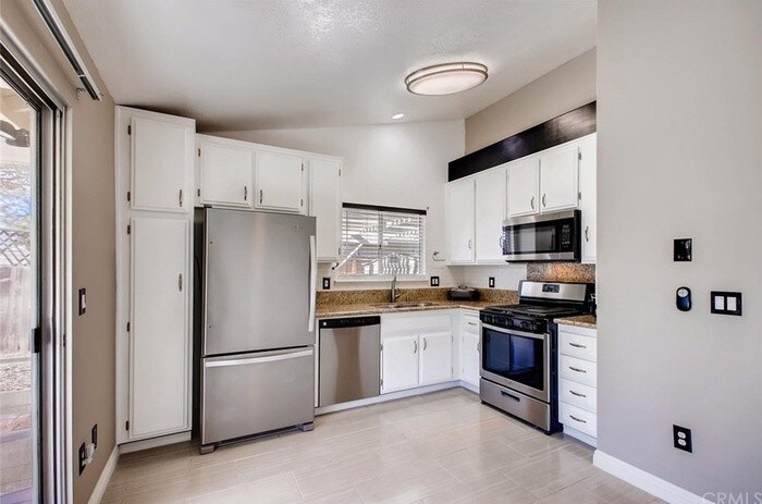 Building Photo - Charming 2 Bedroom 1 Bathroom