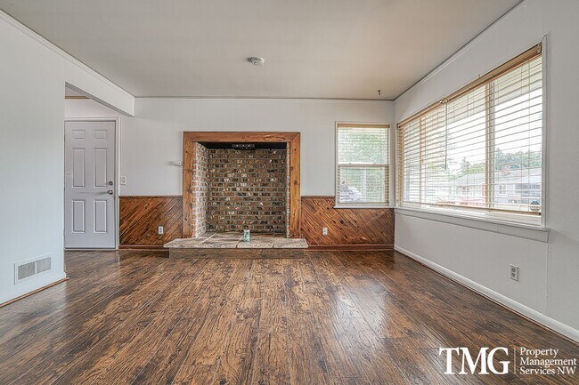 Foto del edificio - Single-Level 2 Bedroom Home with A/C & Large Backyard