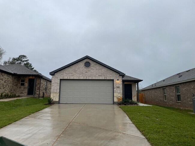 Building Photo - Three Bedroom | Two Bathroom Home in Montg...