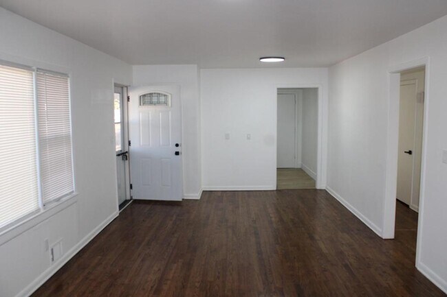 Building Photo - 829 W Charles St