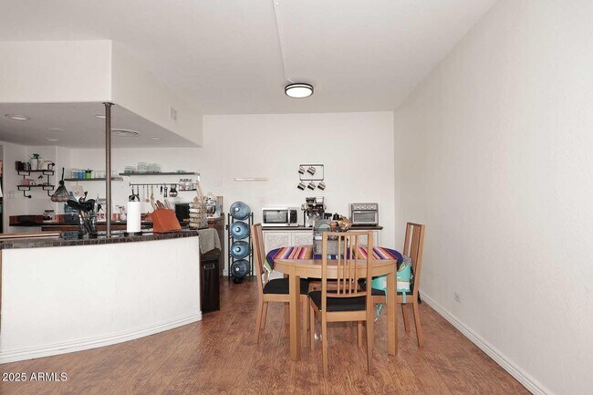 Building Photo - 207 W Clarendon Ave