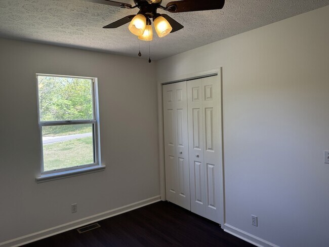 Foto del edificio - 10125 N Twin Springs Rd